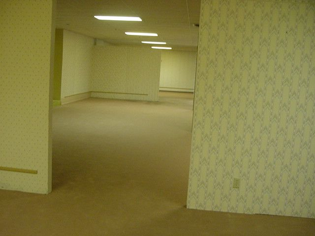 Imagem original das Backrooms na postagem original do 4chan. Até hoje o local onde foi tirada essa imagem é um mistério.